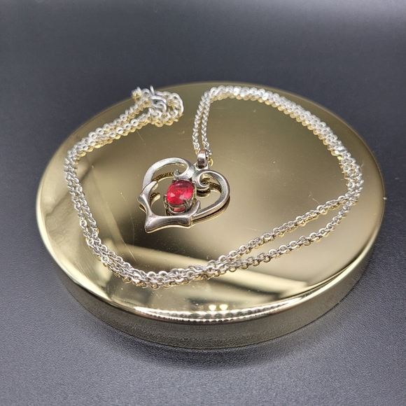 Silver heart pendant necklace with red gemstone. - Picture 6 of 9